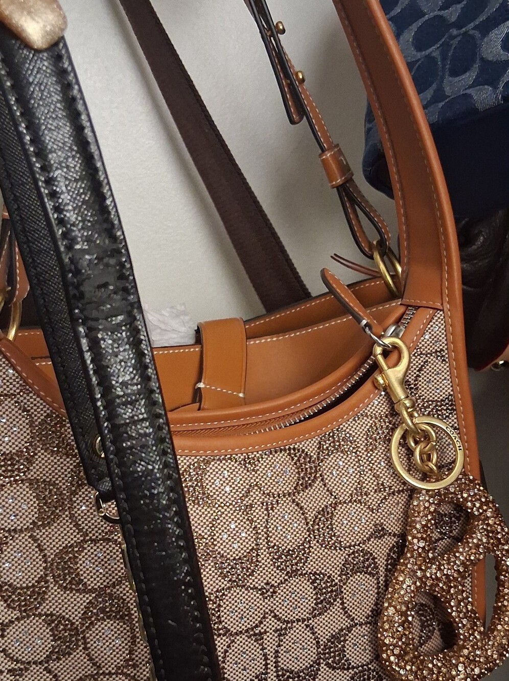 💯Authentic....Tory Burch Black Leather Crossbody with Gold Logo - Picture 7 of 7